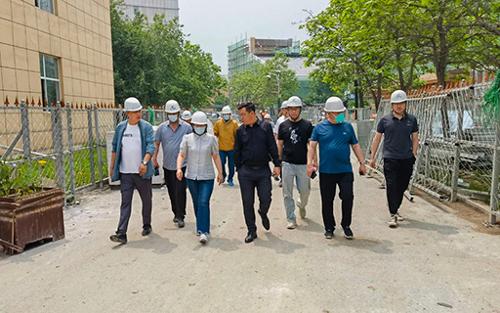 绷紧安全弦！我院领导对院内改建工程开展安全检查
