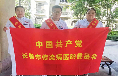 党员进社区，将健康义诊送到群众身边