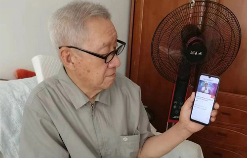 长春市传染病医院离退党支部组织观看主题党日活动