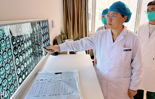 高热、昏迷、抽搐，21岁的他治疗一个月能正常交流