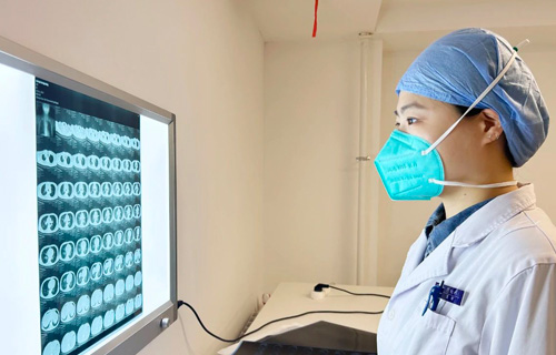 感染HIV8年，他突然抽搐意识不清