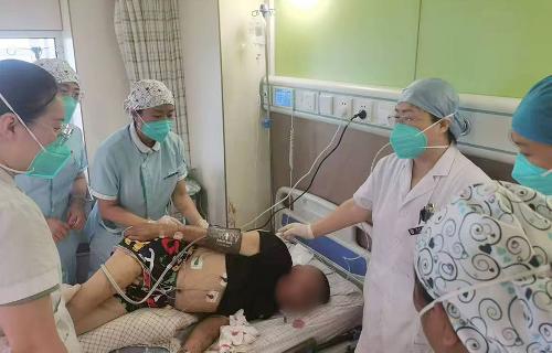 死里逃生！他塞给救命医生万元红包……