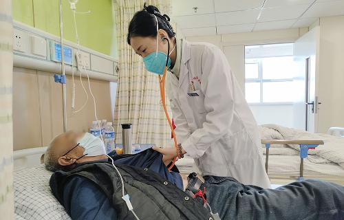 精准施治、严密观察，患者14天好转出院