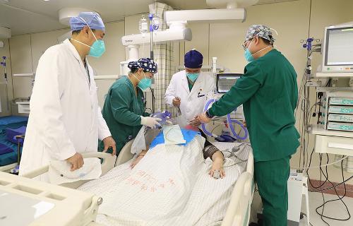 突发大咯血命悬一线，医护团队合力救援