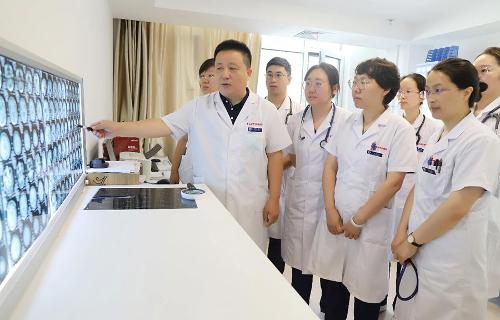 面面锦旗表谢意，这个科室被疯狂点赞！