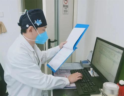 每日超7次血糖监测，每隔1小时查看生命体征，他的安危牵动着全科室的心