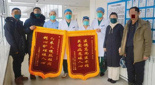 医护化身“贴心家属”，全力守护老人就医路