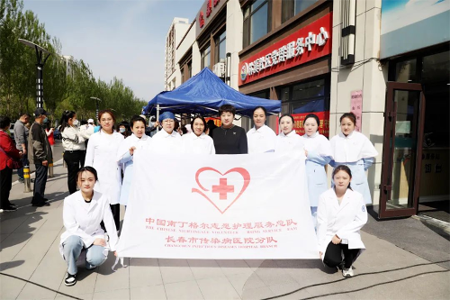 护佑健康进社区，白衣天使暖人心——我院开展护士节义诊活动