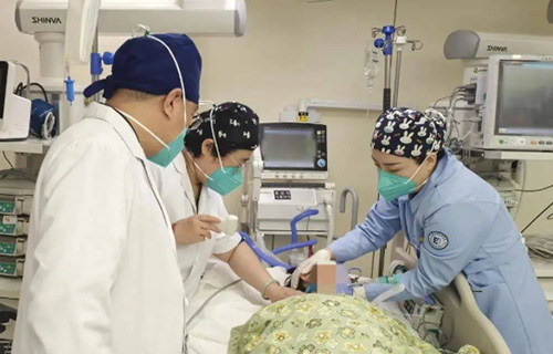 八旬老人突发胸闷气短，医护妙手力挽狂澜