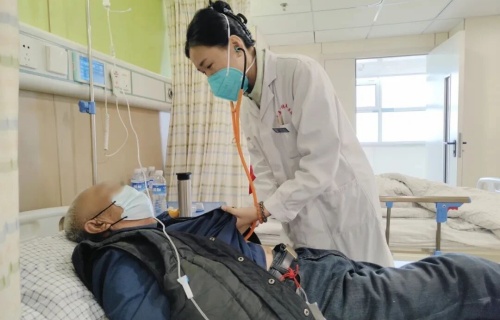 暖医丨锦旗致谢，她用专业与爱点亮七旬患者病房时光！